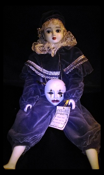 Beautiful collectible doll - Picture 1 of 8